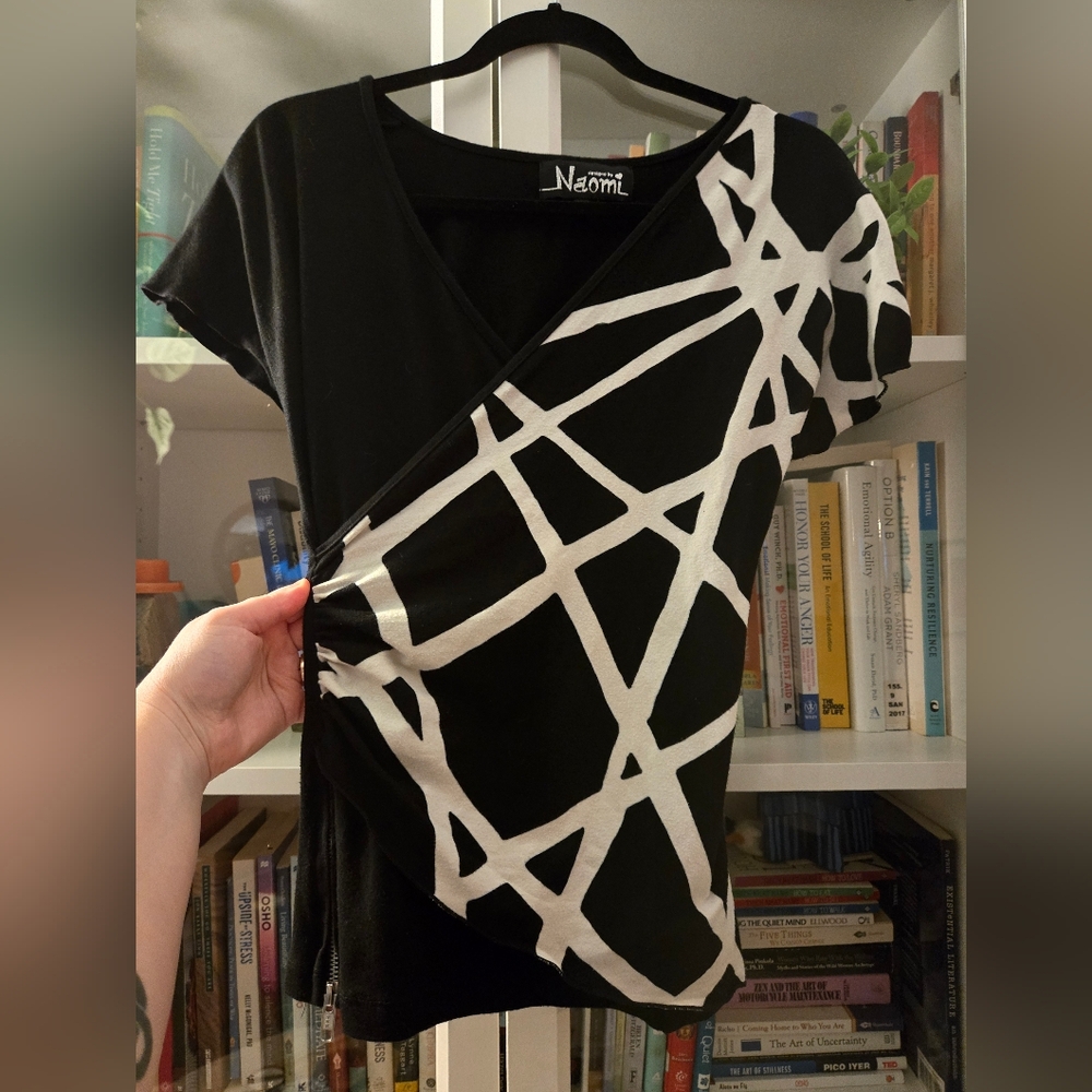 ✨️HOST PICK✨️ 🇨🇦 Toronto Designs By Naomi Faux-Wrap Geometric V-Neck Top